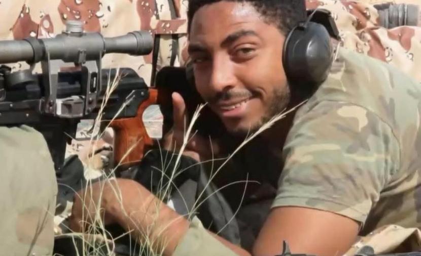 قناص في صفوف النخبة.. صورة للمنشد الشهيد أبو قينص تشعل المنصات