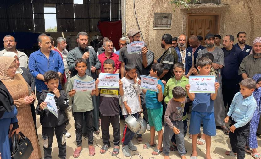 وقفات غضب عارمة في النصيرات والبريج تنديداً بحرب التجويع وتقليصات المساعدات الدولية