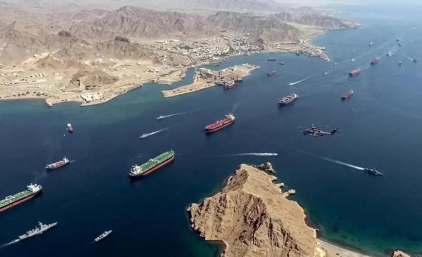 الإدارة الأمريكية ترفع الحصار البحري عن هرمز وتلوح بـ "القرار النهائي" ضد إيران