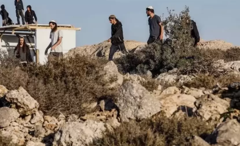 مستعمرون يغلقون طريقا ترابيا ويعتدون على خط ناقل للمياه شرق طوباس