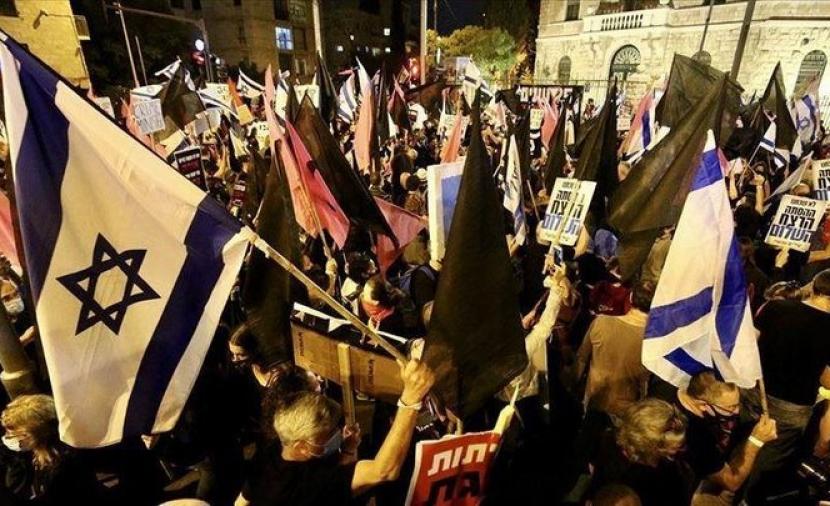 مستوطنون يتظاهرون أمام منزل رئيس أركان جيش الاحتلال احتجاجاً على خسائر جبهة لبنان