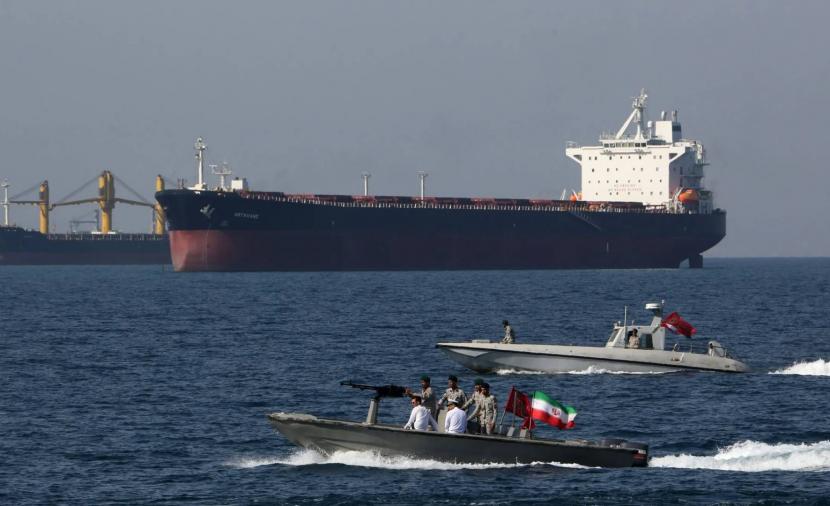 إيران تصر على "رسوم هرمز".. هذا ما أبلغته لعمان بشأن المضيق