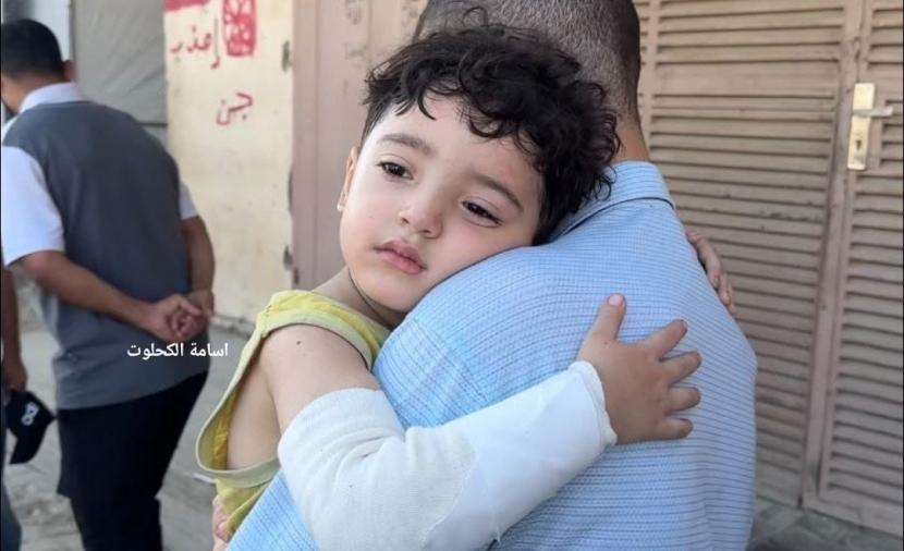 الطفل "سامي أبو قاسم" يستيقظ وحيداً في عالم أباد عائلته بدير البلح