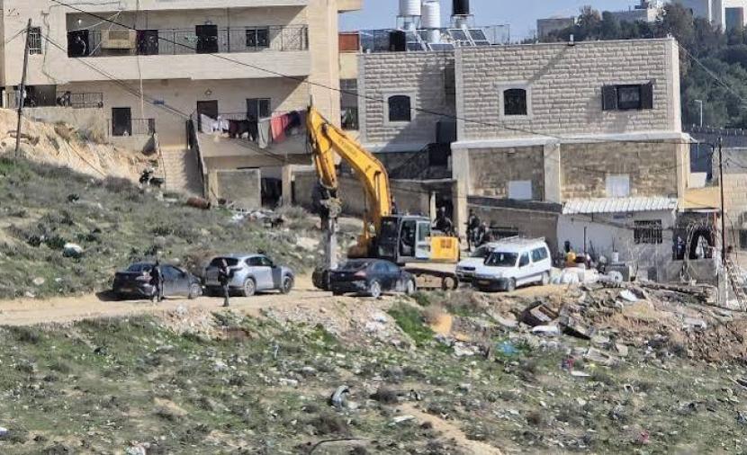 الاحتلال يخطر بإخلاء منازل تمهيدًا لهدمها في كفر عقب بالقدس