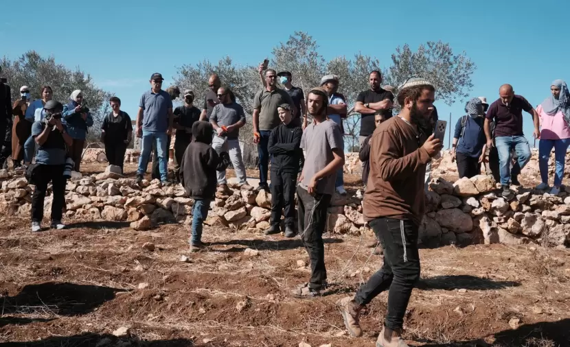 قطعان المستوطنين يهاجمون عائلة "شناران" ويوقعون إصابات جنوب الخليل