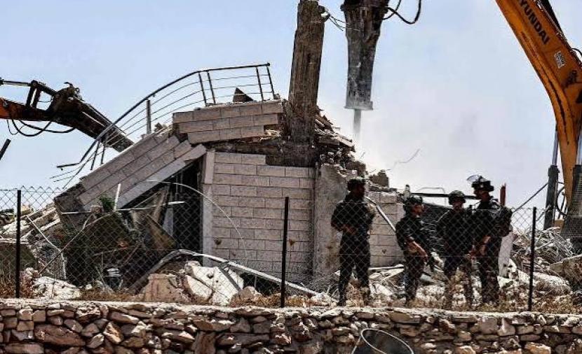 الاحتلال يخطر العمل والبناء في 7 منازل بسلفيت