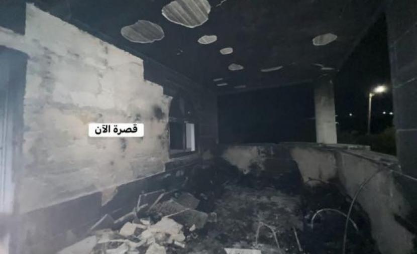 مستوطنون يهاجمون بلدة قصرة ويحرقون مسجد الرحمة