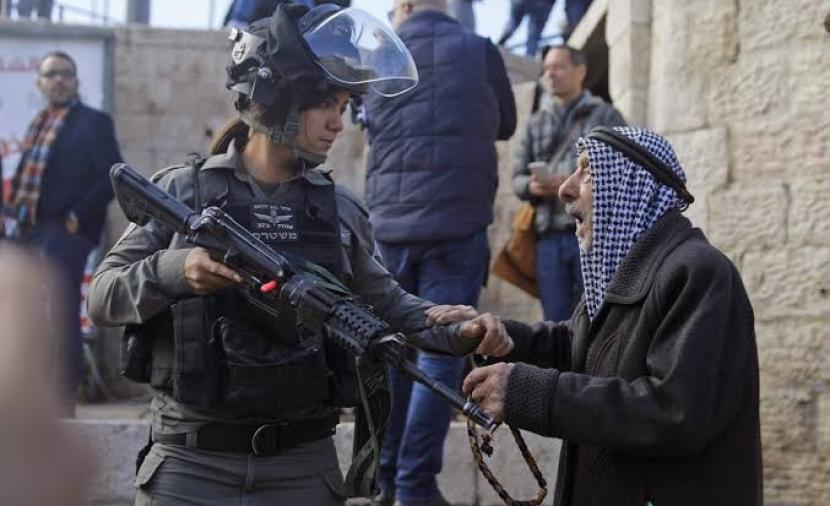 جندية إسرائيلية تتباهى باعتقال شاب فلسطيني بشكل إجرامي