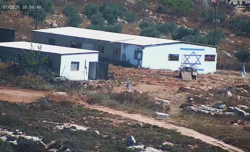 عصابات المستوطنين تستولي على مساكن الأهالي وترفع أعلام الاحتلال جنوب نابلس