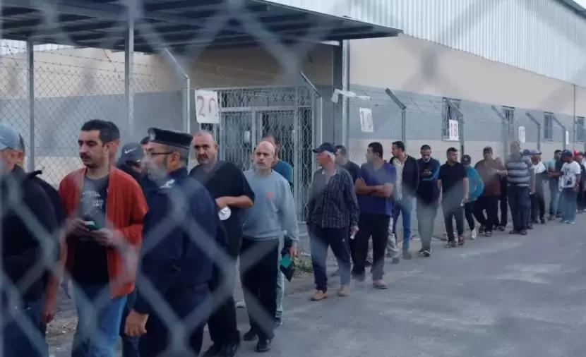 الإعلام العبري: مئات العمال الغزيين بالضفة يسلّمون أنفسهم للاحتلال طوعاً للعودة إلى ديارهم