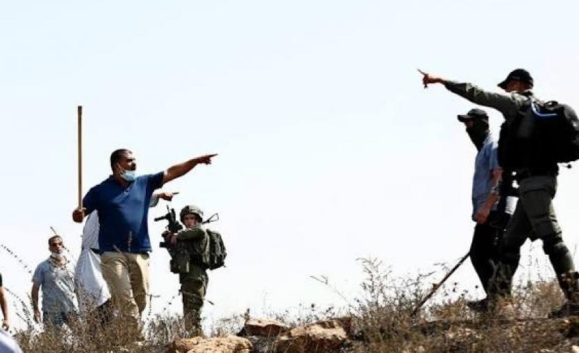 مستوطنون يهاجمون مساكن المواطنين في يطا جنوب الخليل