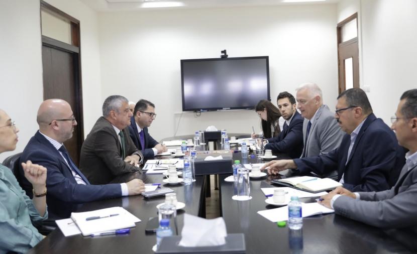 بسيسو يبحث مع مسؤول أمريكي تدخلات وزارة الأشغال في غزة وتحديات تنفيذ المشاريع بالضفة