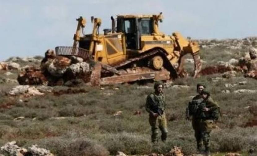 الاحتلال يجرّف عشرات الدونمات غرب سلفيت