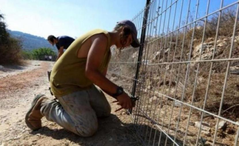 مستوطنون يسيجون أراضي في الأغوار الشمالية