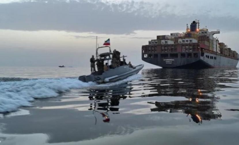 أكسيوس يكشف عن بنود الاتفاق الوشيك بين واشنطن وطهران بشأن هرمز