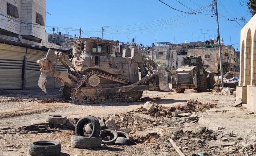 الاحتلال يدمر نصبا تذكارية لشهداء ورموز وطنية في طولكرم وبلدة كفر اللبد شرقها