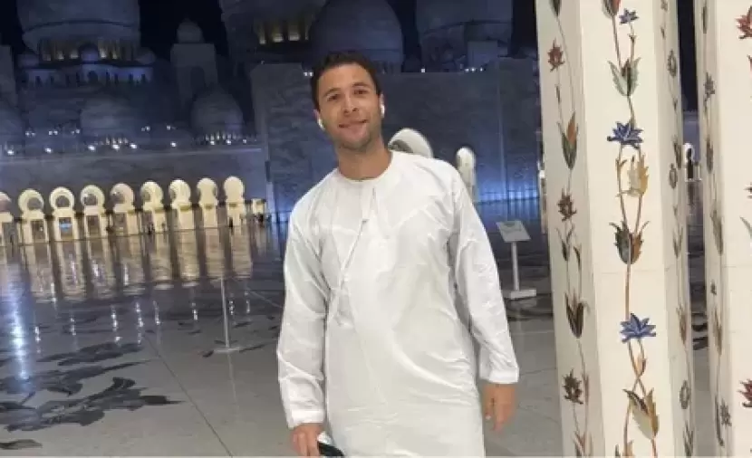 إسرائيلي يشيد بالإمارات من داخل مسجد الشيخ زايد