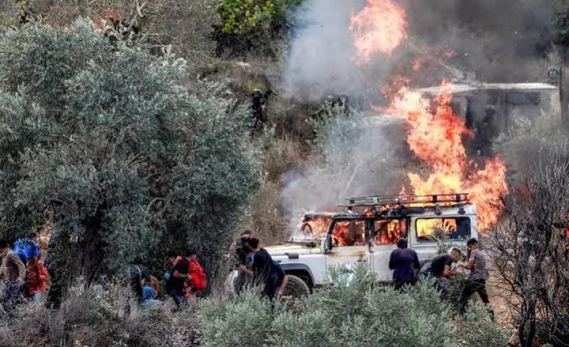 مستوطنون يضرمون النيران في أراضٍ ببلدة برقة شمال غرب نابلس
