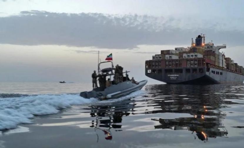 إيران تعلن ترتيبات جديدة لعبور السفن في مضيق هرمز