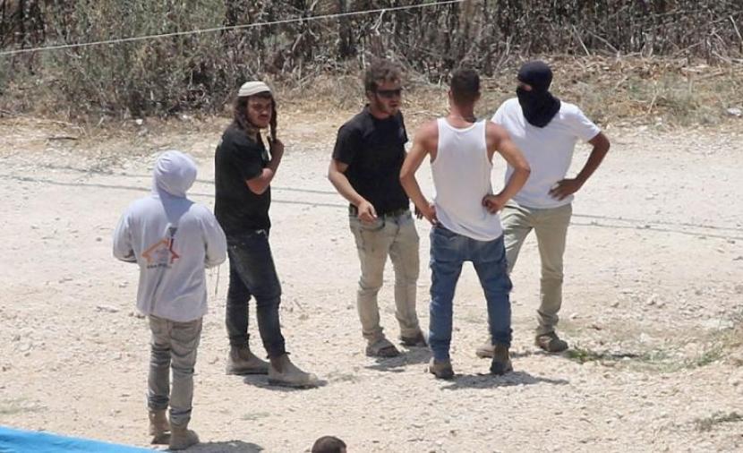 محكمة الاحتلال تطلق سراح مستوطن شارك في هجوم عنيف ضد الفلسطينيين