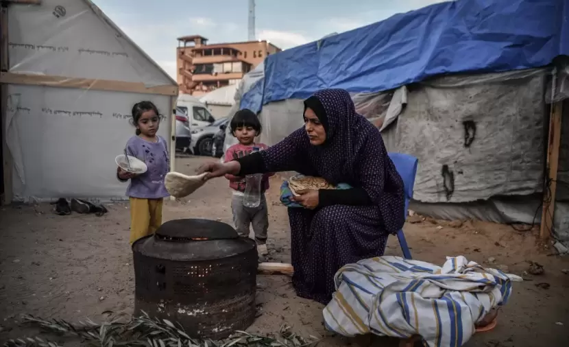 بين لهيب الحطب وشح المياه.. نساء غزة يسطرن ملحمة التدبير والوفاء فوق الركام