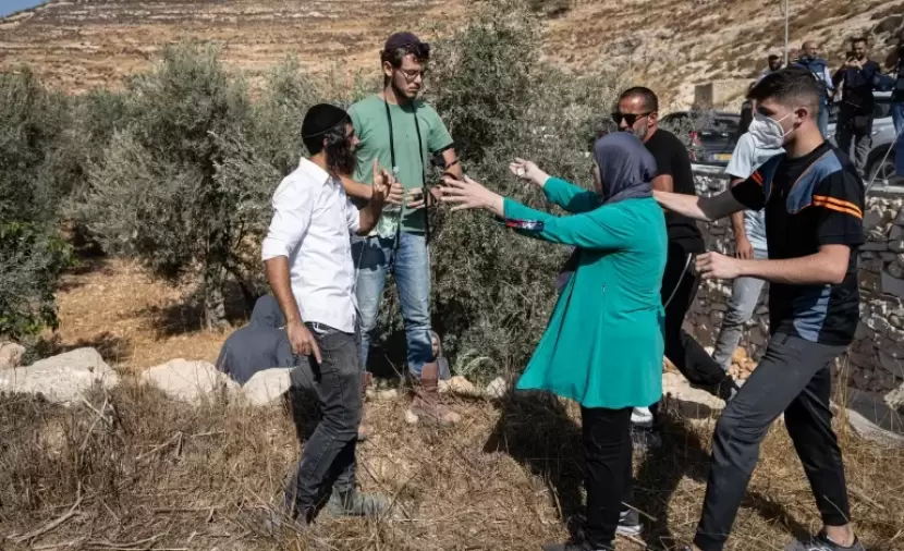 هجوم واسع للمستوطنين على قرى الضفة.. إحراق منازل ومركبات واعتداءات بحماية الاحتلال