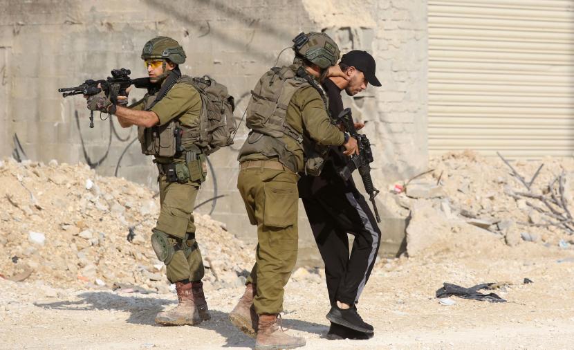 نادي الأسير: الاحتلال يخضع أكثر من 100 فلسطيني للتحقيق الميداني بالضفة الغربية خلال 48 ساعة