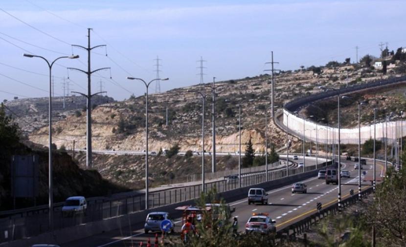 استهداف مركبات المستوطنين بالحجارة والزجاجات الحارقة فلسطين الآن استهداف مركبات المستوطنين بالحجارة والزجاجات الحارقة فلسطين الآن