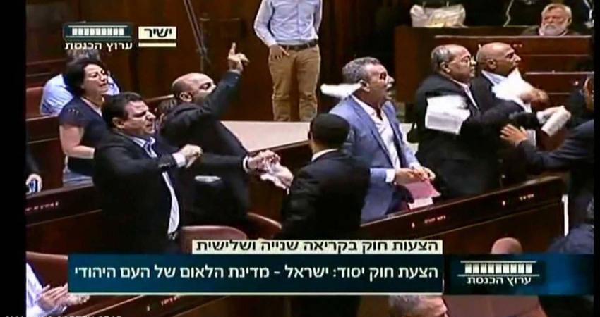 تمزيق قانون القومية
