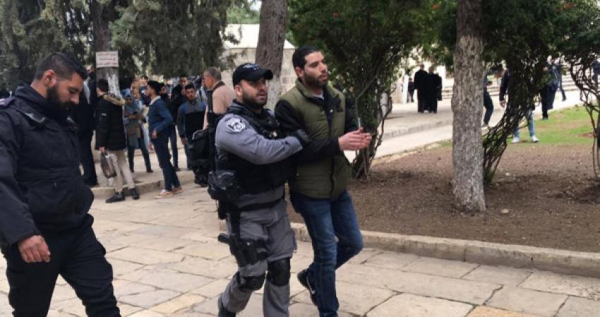 الاحتلال يعتقل 5 فتيات وشابا من المسجد الأقصى