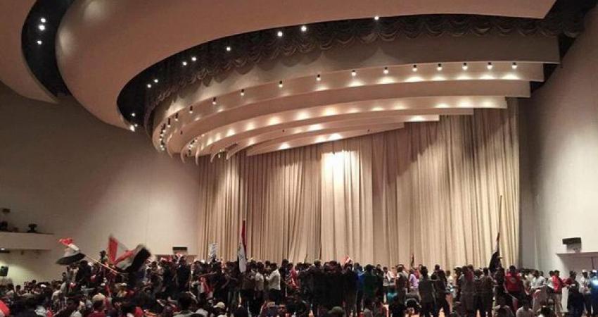 العراقيون يقتحمون البرلمان في المنطقة الخضراء