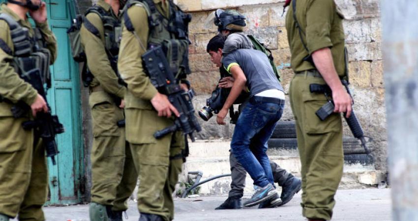 اعتقال شابين بالخليل بزعم نيتهما طعن جنود