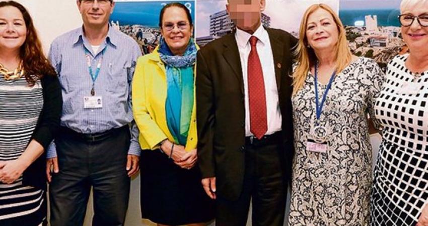 زياد أبو عمرو خلال التبرع للمستشفى