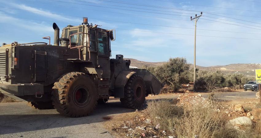جرافة الاحتلال حين أغلقت مدخل البلدة