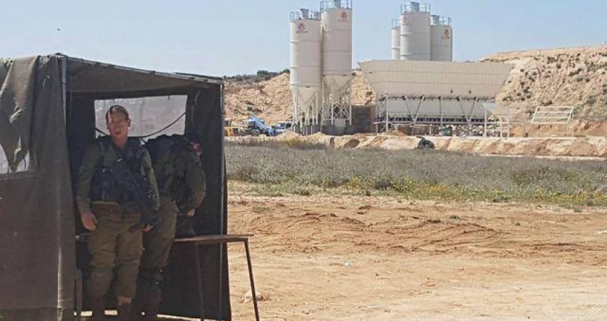 مصنع باطون إسرائيلي على الحدود لتسريع إقامة الجدار حول غزة