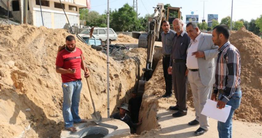 الشروع بإنشاء شبكات صرف صحي بمناطق متفرقة بخانيونس