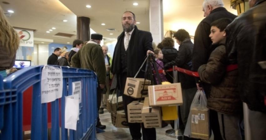 توزيع كمامات إسرائيلية