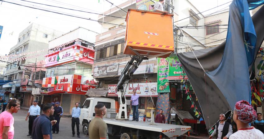 بلدية خان يونس تشرع بإزالة البسطات العشوائية