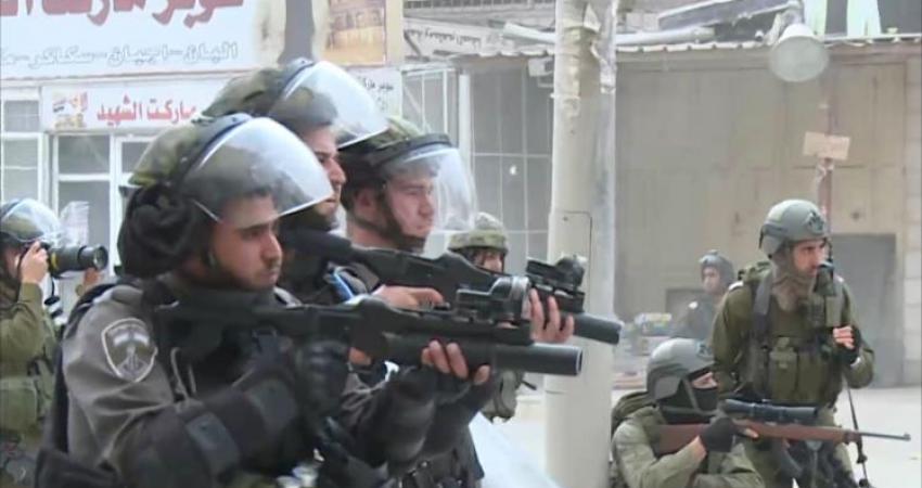 جنود الاحتلال على حاجز قلنديا شمال القدس (الجزيرة)
