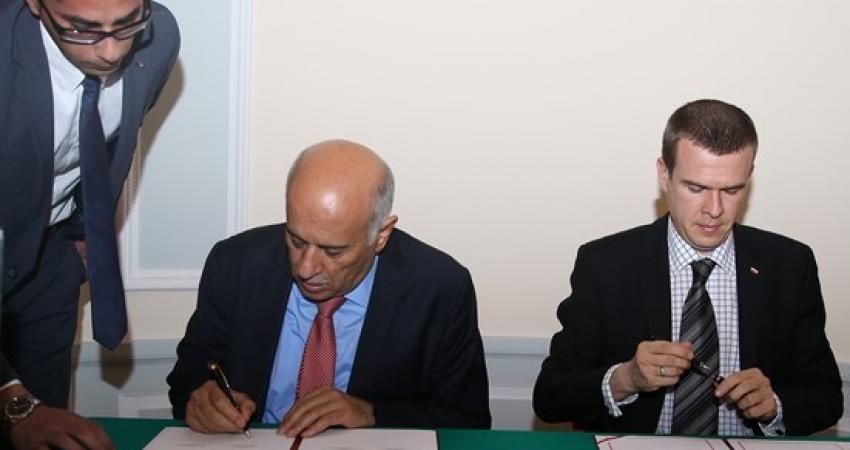 الرجوب ووزير الرياضة البولندي أثناء توقيع الاتفاقية