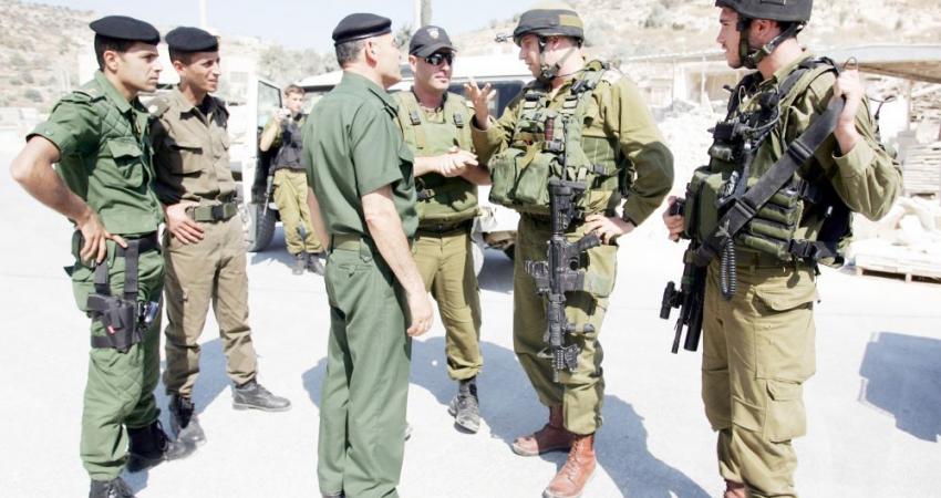 حين يوقف الشرطي الإسرائيلي سيارة شرطة فلسطينية 