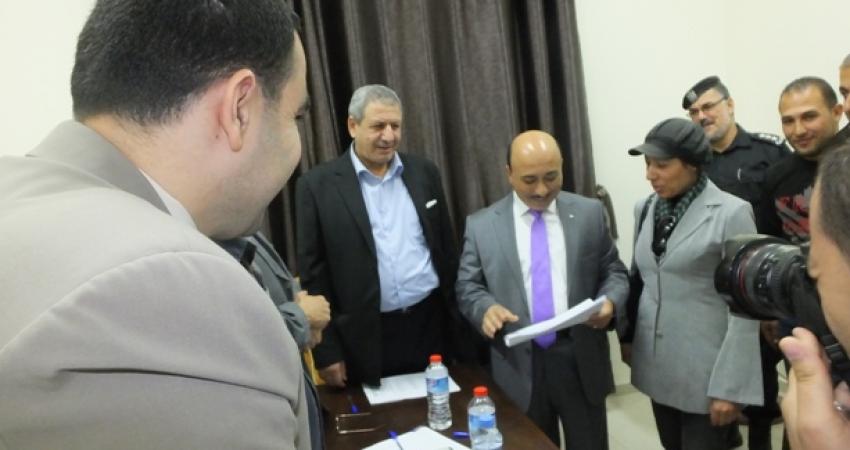 الحساينة يطلع على عملية تسجيل موظفي المحافظات الجنوبية