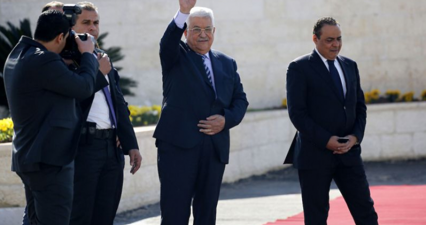 سلامة تكشف أسباب رفض عباس حل أزمة موظفي السلطة بغزة