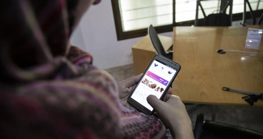 امرأة من غزة تقوم بتطوير تطبيق عربي لمساعدة الأمهات