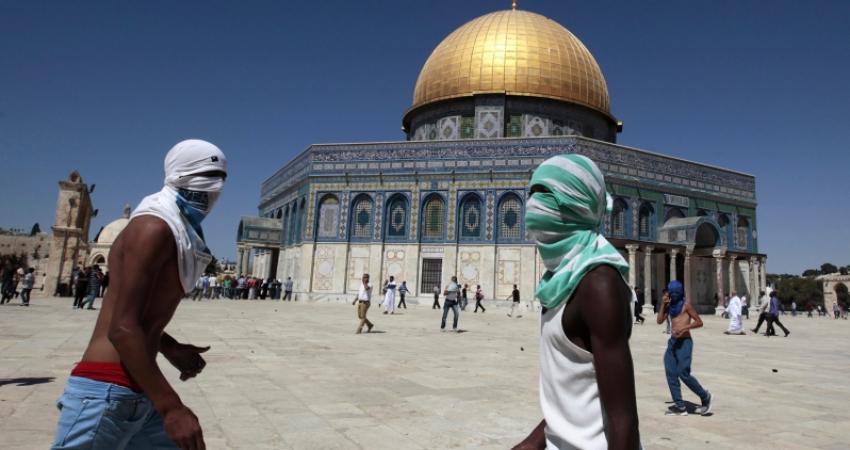 أفرجت سلطات الاحتلال الإسرائيلي، في وقت متأخر من الليلة الماضية، عن عدد من الشبان المقدسيين بشرط إبعادهم عن البلدة القديمة في القدس والمسجد الأقصى لمدة ثمانين يوما.  وشمل الإبعاد 12 شابا، هم: هشام محمد البشيتي، ومؤمن الكركي، وسعيد نورين، ومصطفى نورين، ويز