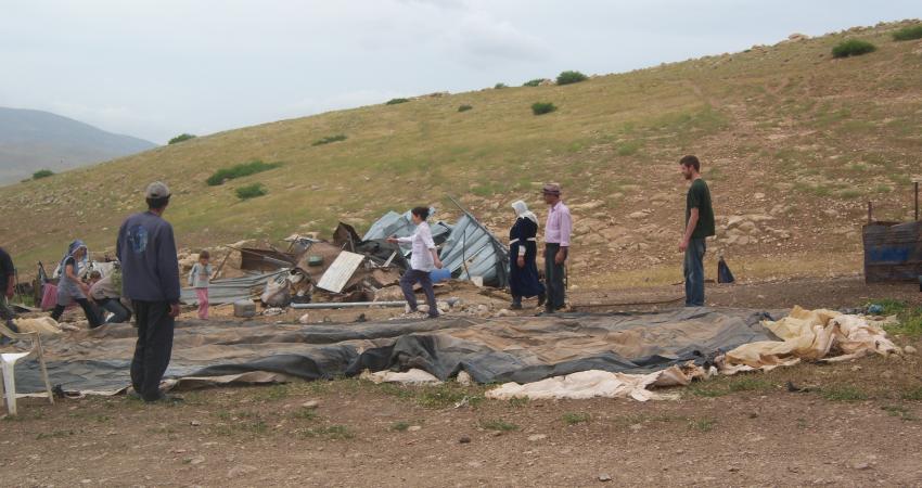 سكان المضارب الرعوية في منطقة الأغوار، رغم اتساع الأرض حولهم لا يجدون مترا واحدا للبناء عليه، بسبب السياسات الإسرائيلية في هذه المنطقة.  وتبدو مشاهد واضحة للعيان في مناطق كثيرة من الأغوار الشمالية، لمنع الاحتلال الإسرائيلي المواطنين من بناء خيام ومنشآت سك