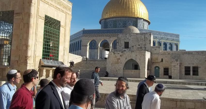 عشرات المستوطنين يقتحمون باحات المسجد الأقصى