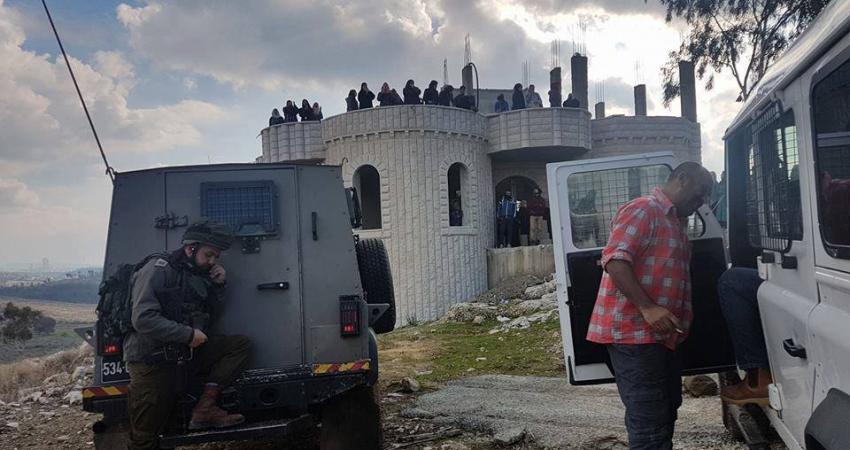 تحصن مواطنون داخل منزل لمنع هدمه خل من قبل قوات الاحتلال في قرية بدرس غرب رام الله