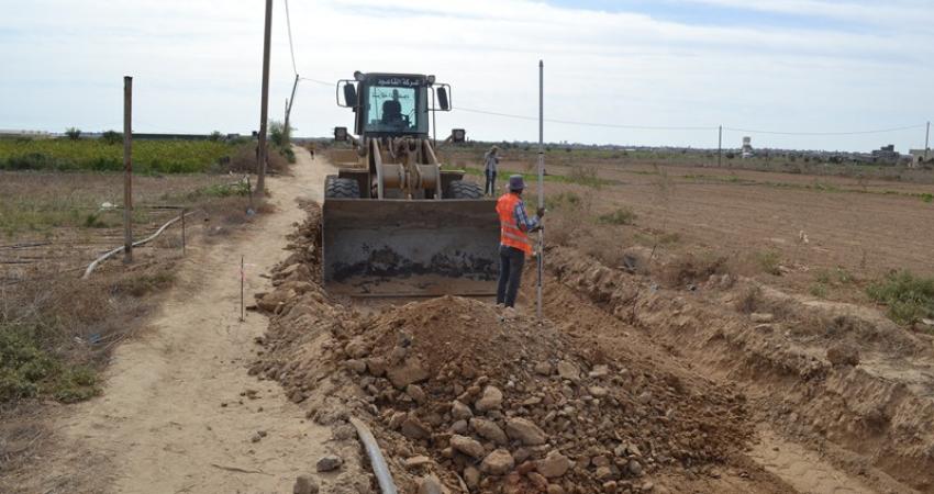 الشروع بتطوير 3 شوارع زراعية بالقرارة