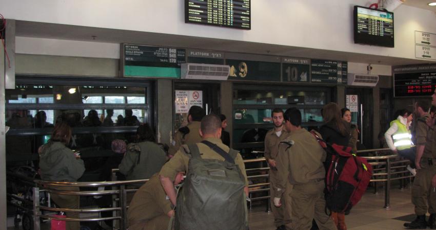 Jerusalem_Central_Bus_Station_soldiers